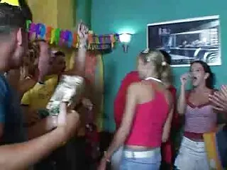 Fiatal szex pornofilmek ingyen lányok szájába adták